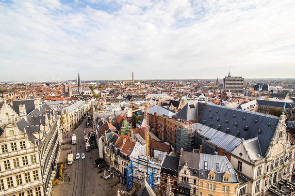 Gandawa, Belgia - listopada 2017: Widok z lotu ptaka architektura Ghent city-Centre. Ghent to średniowieczne miasto i punktem turystycznym w Belgii. - Zdjęcie, obraz