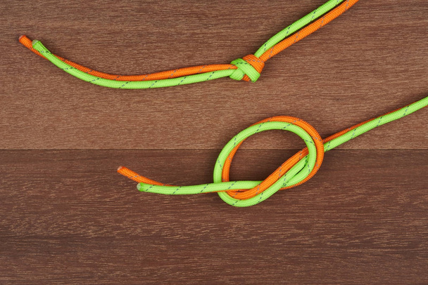 Guide to tying an oak knot. - Photo, image