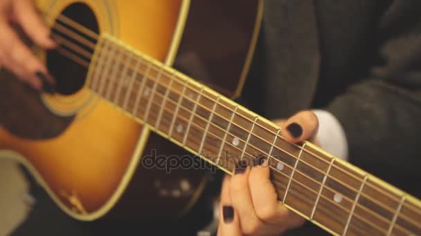 Άγνωστη γυναίκα μουσικός παίζοντας κιθάρα. - Πλάνα, βίντεο