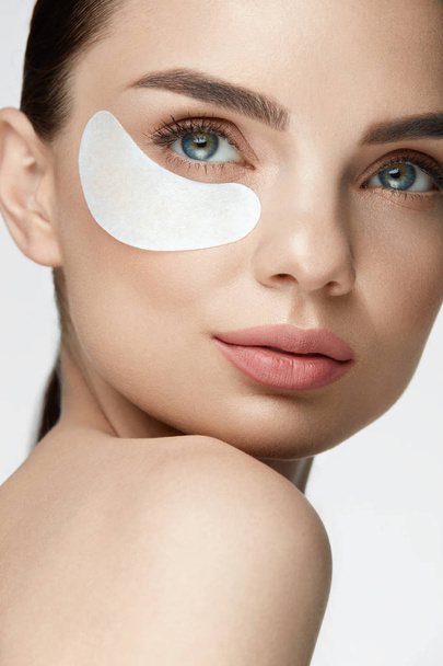Under Eye Skin Patch. Beautiful Woman Face With Under Eye Mask - Foto, immagini