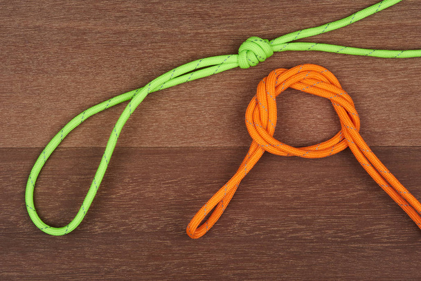 Bir çift kenar döngü knotting için rehberlik. - Fotoğraf, Görsel