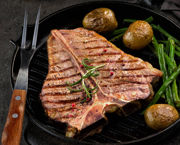 gegrilltes Steak mit Knochen - Foto, Bild