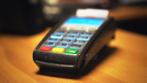 Terminal van de creditcard wordt een cheque afgedrukt. - Video