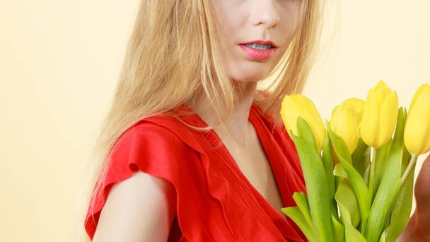 Young woman holding tulip bouquet - 写真・画像