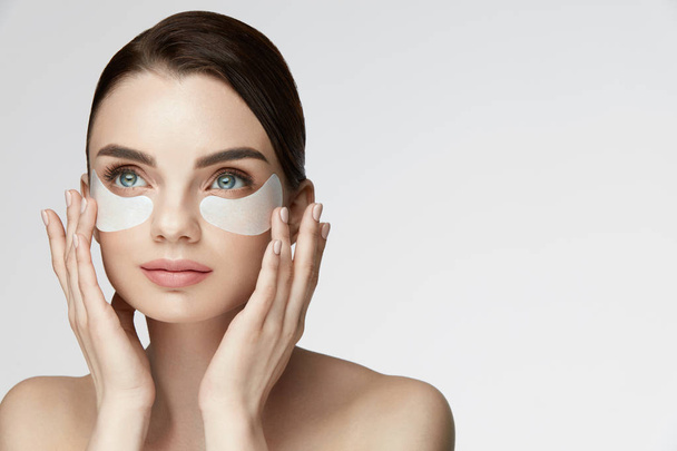 Beauty Face Skin Care. Woman Applying Under-eye Patches On Face - Valokuva, kuva