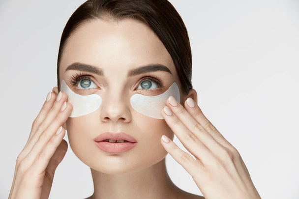 Beauty Face Skin Care. Woman Applying Under-eye Patches On Face - Foto, Imagen