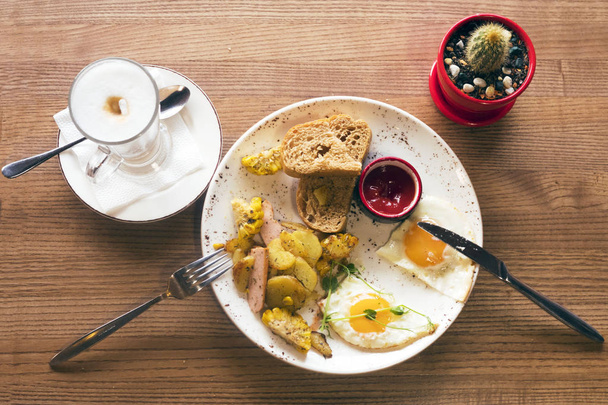 Breakfast. Fried eggs, sausages, potatoes and coffee lattes - Zdjęcie, obraz