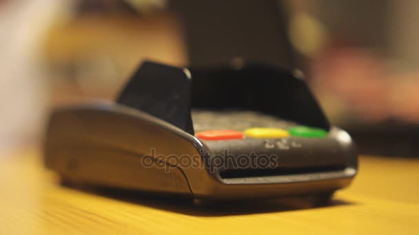 Hombre pagando con tecnología NFC en smartphone
. - Metraje, vídeo