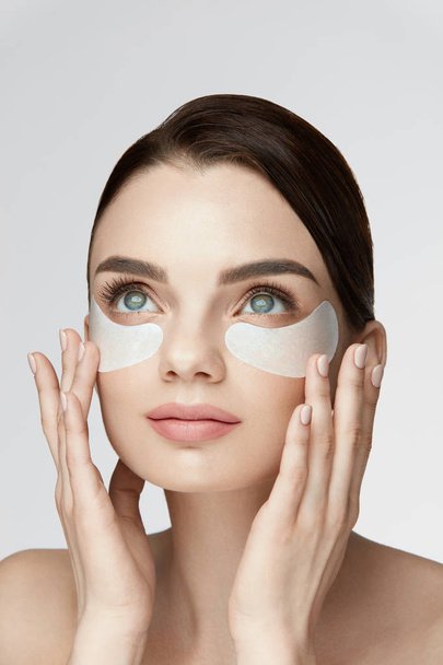 Beauty Face Skin Care. Woman Applying Under-eye Patches On Face - Foto, Imagen
