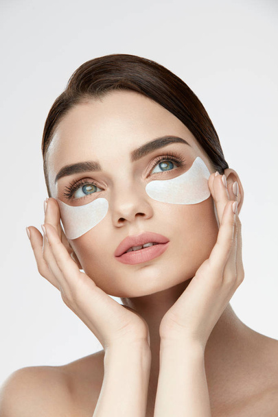 Eye Skin Mask. Female With Under Eye Patches On Face - Foto, imagen