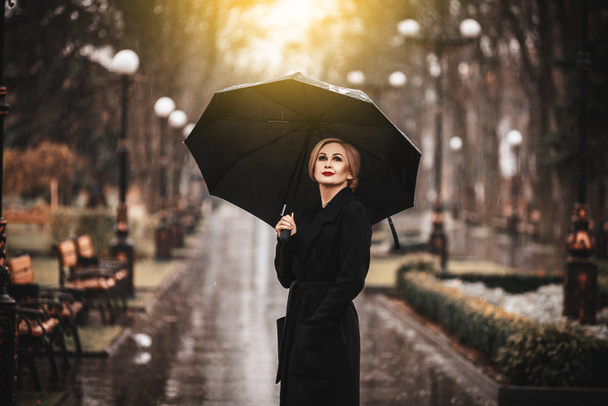 Yağmurda şemsiyeli kadın - Fotoğraf, Görsel