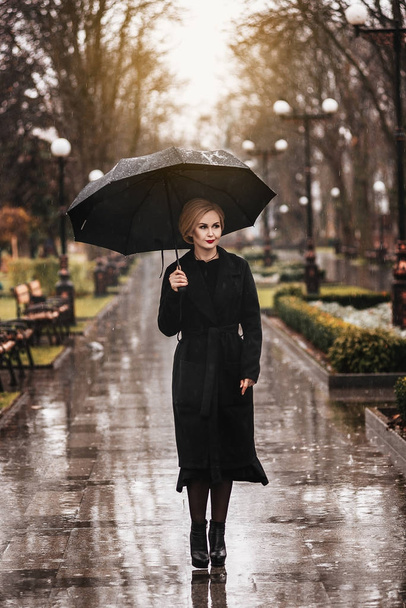 Nainen sateenvarjo sateessa - Valokuva, kuva