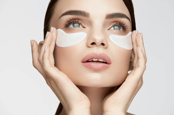 Eye Skin Treatment. Woman With White Under Eye Patches On Face - Foto, Imagem
