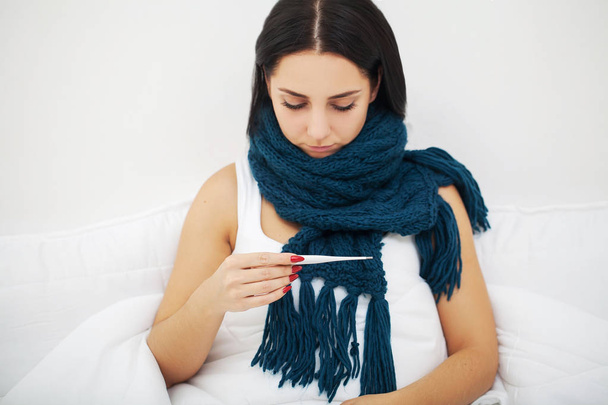 Mujer con nariz estornuda usando tejido en la cama sufriendo gripe fría
  - Foto, imagen
