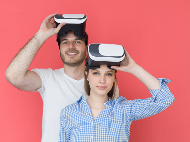 happy couple using VR-headset glasses of virtual reality - Foto, Imagem