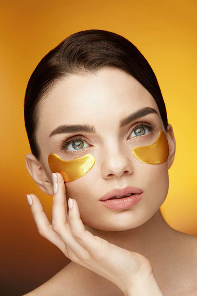 Woman Beauty Face With Mask Under Eyes - Foto, imagen