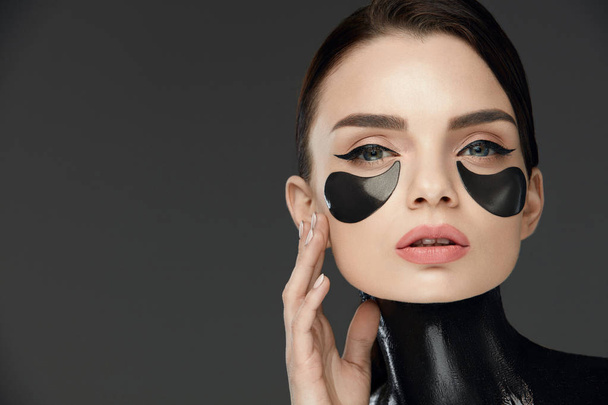 Woman Face With Mask And Patches Under Eyes. Beauty - Foto, afbeelding