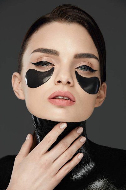 Woman Face With Mask And Patches Under Eyes. Beauty - Foto, Imagen