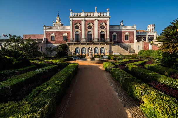Estoi, ポルトガル - 2017 年 7 月日: Estoi の宮殿と庭園 Estoi、アルガルヴェ、ポルトガル、ヨーロッパ - 写真・画像
