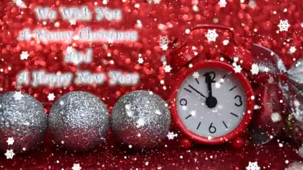 TIK-tak dziesięć sekund do północy, czerwony zegarek liczy 10 sekund do północy, wieczorem śnieg efekt, życzymy Wesołych Świąt i szczęśliwego nowego roku tekst  - Materiał filmowy, wideo