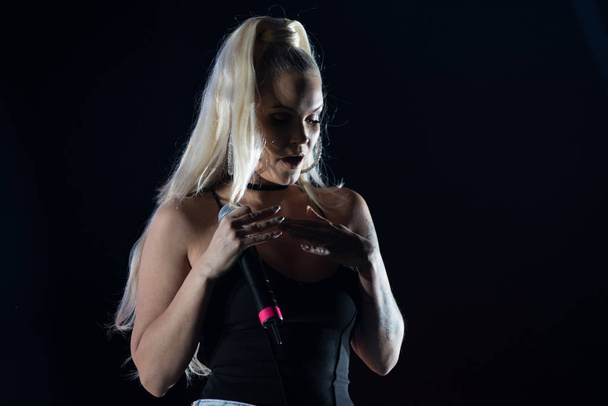 Blonde singer woman singing live - Foto, afbeelding