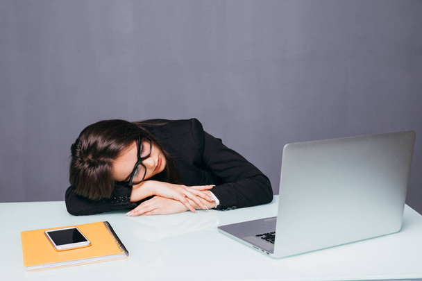 Κουρασμένος όμορφη γυναίκα που κοιμάται στο γραφείο της στο γραφείο της. - Φωτογραφία, εικόνα