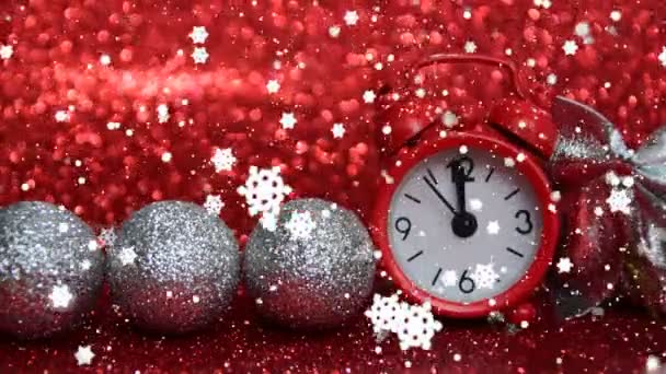 tick tack zehn Sekunden vor Mitternacht, frohes neues Jahr, rote Abenduhr zählt 10 Sekunden vor Mitternacht, Schnee-Effekt - Filmmaterial, Video