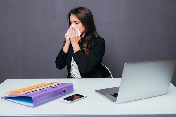 Joven mujer de negocios obtener resfriados y enfermos en la oficina
 - Foto, Imagen