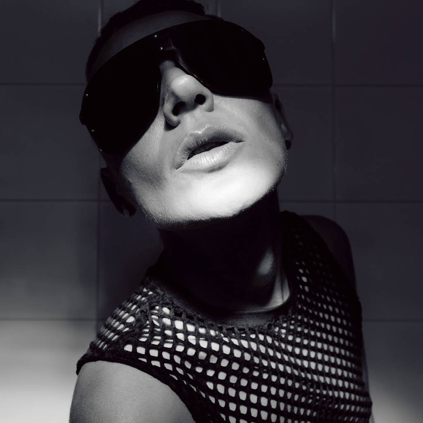 Tomboy Modell with short hair and luxury sunglasses. Fashion Par - Foto, Bild