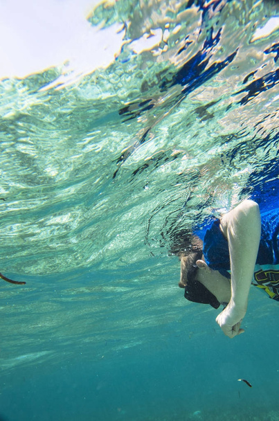 Tinédzser egy maszkot és egy cső, a víz alatt - Fotó, kép