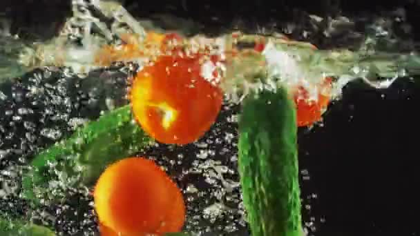 tomatoes and cucumbers falling in water - Filmagem, Vídeo