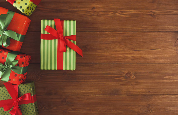 Coffrets cadeaux de Noël colorés sur fond en bois
 - Photo, image