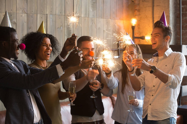 Amici multirazziali che tengono bicchieri scintillanti, celebrando toget
 - Foto, immagini