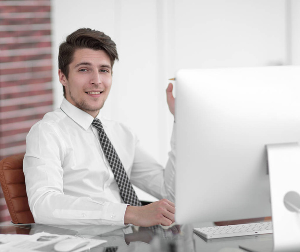employee,sitting in front of the laptop - Foto, Imagem