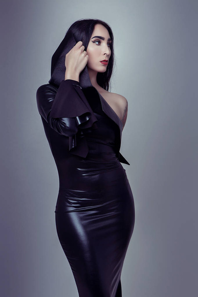 siyah fetiş laxex elbiseleri çekici dövme kız - Fotoğraf, Görsel