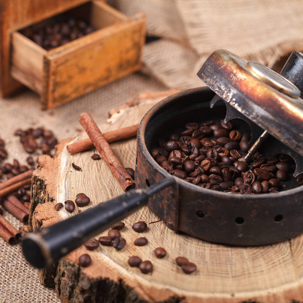 O dispositivo para torrar grãos de café, um velho moedor de mão
. - Foto, Imagem