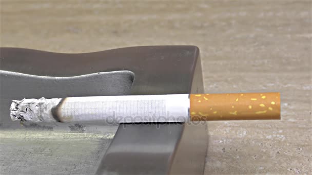 Égő cigaretta hamutartó - idő telik el, a sebesség 20 x, zár fel, a részletek, a makró - Felvétel, videó