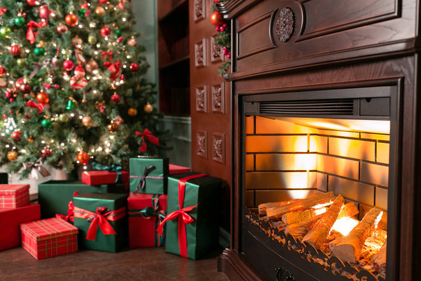 pila de regalos de Navidad primer plano bajo el árbol de Navidad. regalos rojos y verdes
 - Foto, Imagen