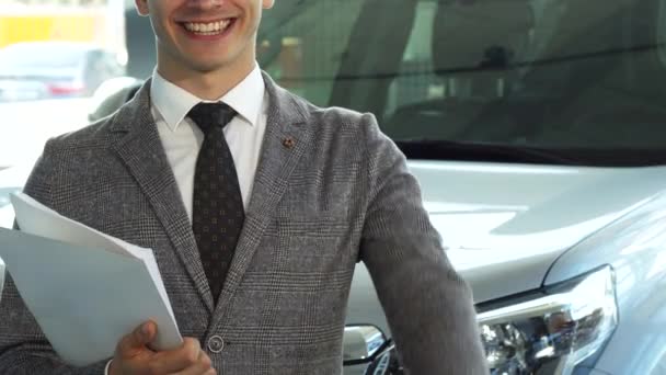 Ένας εκπρόσωπος πωλητής κρατά τα κλειδιά για ένα νέο αυτοκίνητο - Πλάνα, βίντεο