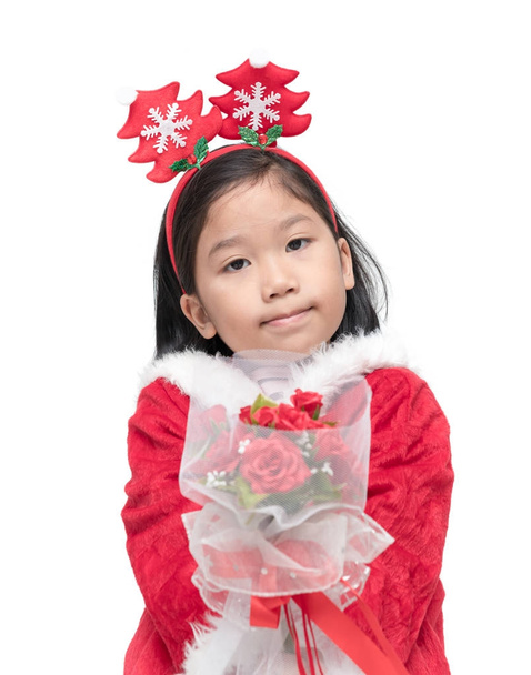 niedliches Mädchen im Weihnachtsmann-Anzug mit Rosenstrauß  - Foto, Bild