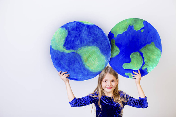 Kids with a globe - Foto, imagen