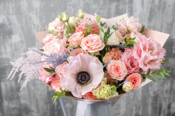 bellissimo bouquet di lusso di fiori misti in vaso. il lavoro del fioraio in un negozio di fiori. copia spazio - Foto, immagini