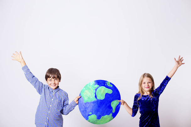 Kinderen met een globe - Foto, afbeelding