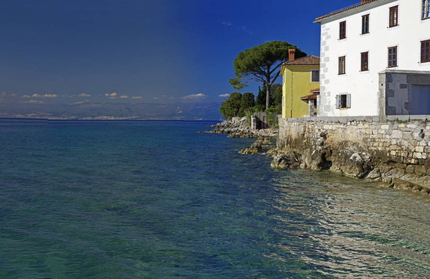 O mosteiro de Glavotok na borda da costa do Adriático. A ilha de Krk, Croácia
 - Foto, Imagem