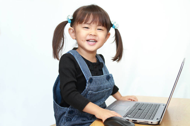 使用ノート Pc (3 歳の日本の女の子) - 写真・画像