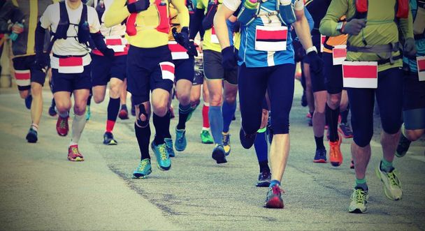 f 高速ランナーのマラソンの終わりにフィニッシュ ライン上  - 写真・画像