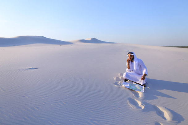 Succesvolle sheikh zakenman communiceert op smartphone met bu - Foto, afbeelding