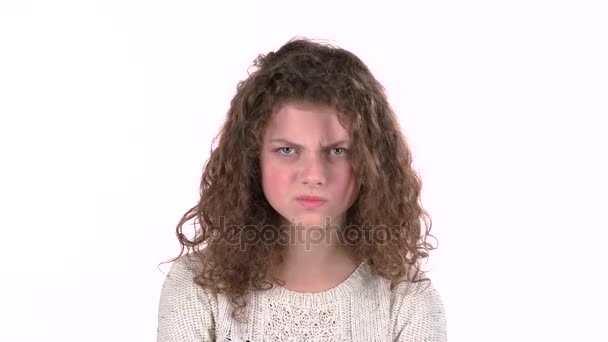 Teenager schreien nach ihrer schlechten Laune, sie ist wütend. weißer Hintergrund - Filmmaterial, Video