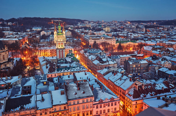 malerische Winternacht verschneite Luftaufnahme der Altstadt Architektur - Foto, Bild