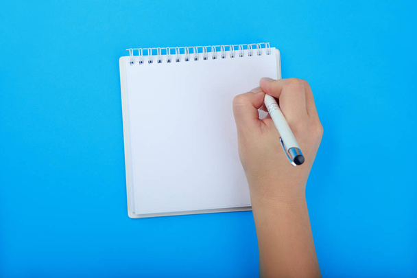 手紙を書いたり、空白のメモ帳のリストを作って - 写真・画像
